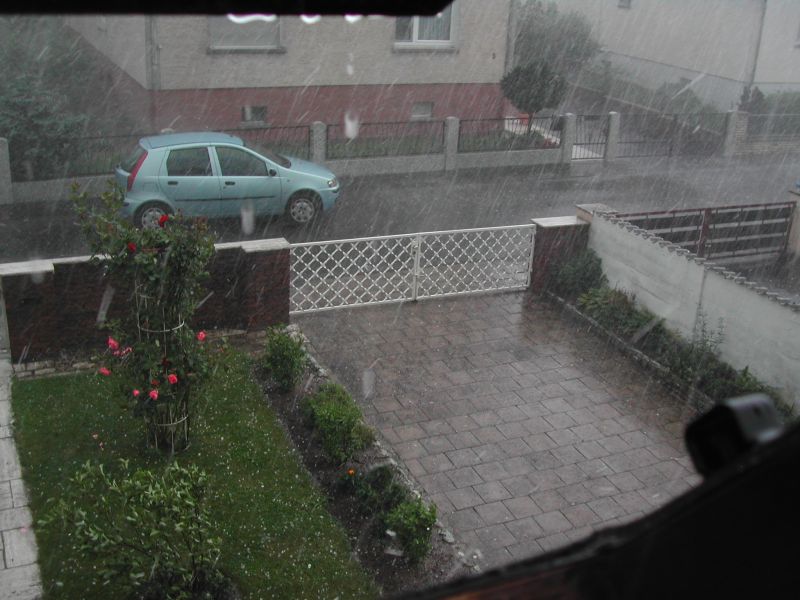 Vorgarten und Straße bei Hagel und Regen