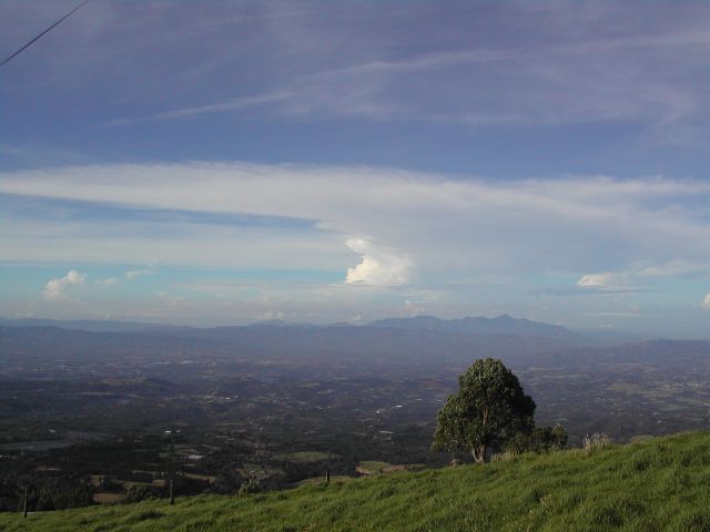 Tal bei Alajuela mit Gewitterwolke