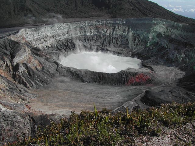 Der Krater des Poas mit Kratersee